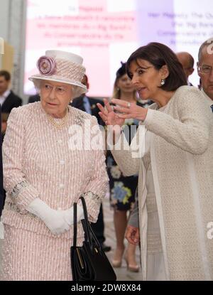 Anne Hidalgo Maire de Paris et François Hollande Président de France marchent derrière la reine Elizabeth II alors qu'elle visite le marché aux fleurs de Paris le 7 juin 2014 à Paris, France. Photo de Thierry Orban/ABACAPRESS.COM Banque D'Images