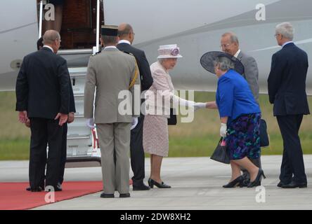HM la Reine Elizabeth II et HRH le duc d'Édimbourg effectuent un départ cérémonial à l'aéroport de Villacoulay (banlieue de Paris), dans le cadre de la visite d'État de la Reine en France, le 7 juin 2014. Photo de Christian Liewig/ABACAPRESS.COM Banque D'Images