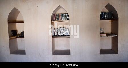 Livres de prière islamique dans une petite mosquée du fort de Sunaysilah à sur, Oman. Banque D'Images