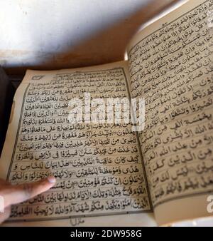 Livres de prière islamique dans une petite mosquée du fort de Sunaysilah à sur, Oman. Banque D'Images