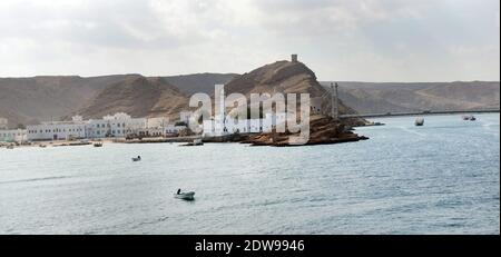 Vue sur le pont suspendu du ruisseau à sur, Oman. Banque D'Images