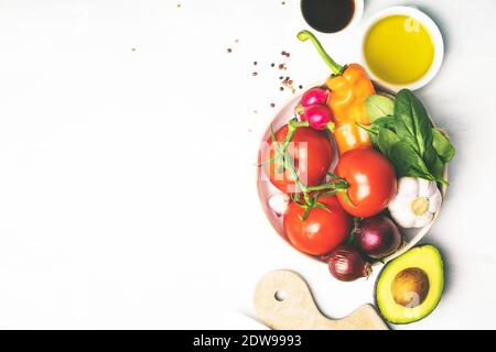 L'huile d'olive, vinaigre, légumes et épices sur fond noir en blanc. Faire la cuisine, nettoyer la salade, alimentaires, les régimes concept. Mise à plat Banque D'Images