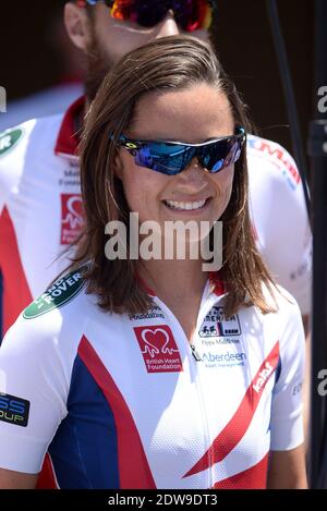 Pippa Middleton participe à la 33ème course à travers l'Amérique, qui fait partie de l'équipe de la Fondation Michael Matthews. Les coureurs doivent parcourir 3000 miles dans 12 États et grimper sur 170,000 pieds verticaux. Les coureurs d'équipe ont un maximum de neuf jours pour terminer. Les équipes feront 350-500 km par jour, course sans escale. Oceanside, 14 juin 2014. Photo de Lionel Hahn/ABACAPRESS.COM Banque D'Images