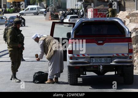 L'armée israélienne vérifie des voitures au point de contrôle de la porte sud d'Hébron le 15 juin 2014 en Israël. Le Hamas est derrière l'enlèvement des trois adolescents juifs qui ont fait des excursions en Cisjordanie et qui sont portés disparus depuis la veille du 12 juin. Photo de Marc Israel Sellem /ABACAPRESS.COM Banque D'Images