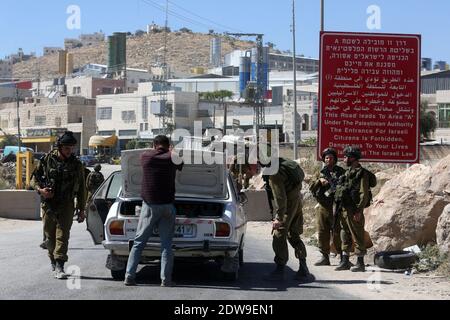 L'armée israélienne vérifie des voitures au point de contrôle de la porte sud d'Hébron le 15 juin 2014 en Israël. Le Hamas est derrière l'enlèvement des trois adolescents juifs qui ont fait des excursions en Cisjordanie et qui sont portés disparus depuis la veille du 12 juin. Photo de Marc Israel Sellem /ABACAPRESS.COM Banque D'Images