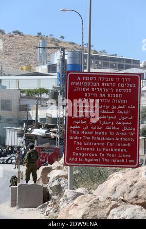 L'armée israélienne vérifie des voitures au point de contrôle de la porte sud d'Hébron le 15 juin 2014 en Israël. Le Hamas est derrière l'enlèvement des trois adolescents juifs qui ont fait des excursions en Cisjordanie et qui sont portés disparus depuis la veille du 12 juin. Photo de Marc Israel Sellem /ABACAPRESS.COM Banque D'Images