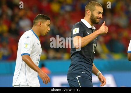 La technologie de la ligne de but a été utilisée pour la première fois dans un match de la coupe du monde pour décider si le ballon avait franchi la ligne lors de l'affrontement français du Groupe E avec le Honduras dimanche. Un coup de feu de la France, Karim Benzema, a canonné le poteau et a repassé le visage du but avant que le gardien de but hondurien Noel Valladares ne le pousse par inadvertance vers son propre filet. Malgré ses efforts désespérés pour brouiller la balle, l'arbitre a attribué le but avec l'aide de la technologie fournie par la société allemande GoalControl pour mettre France 2-0 en avant. Photo du fichier : Karim Benzema au groupe E match entre la France et le Honduras Banque D'Images