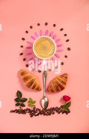 Mise en page créative faite de réveil, croissants, les grains de café et de fleurs sur fond rose, télévision lay Banque D'Images