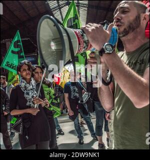 Manifestation des cheminots A la Gare d'Austerlitz, Paris, France le 18 juin 2014. Des clients de la SNCF crient leur couleur au 8eme jour de la greve. Photo de renaud Khan/ABACAPRESS.COM Banque D'Images