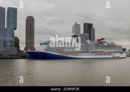 Carnival Lines le nouveau navire à couise fonctionnant au GNL Mardi gras se place pour la première fois au terminal de croisière de Rotterdam pour un appel technique. Banque D'Images