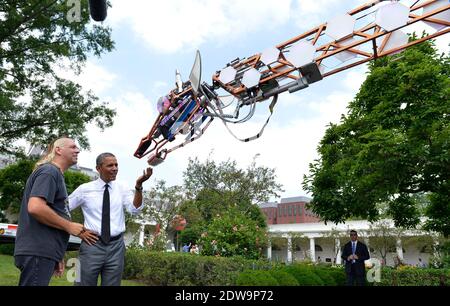 Le président américain Barack Obama (L) examine une girafe robotique avec Lindsay Lawlor de San Diego, Californie, aux projets White House Maker faire sur la pelouse du Sud, le 18 juin 2014, à Washington, DC, États-Unis. Le Maire est une série de projets réalisés par des étudiants, des entrepreneurs et des citoyens réguliers qui utilisent de nouvelles technologies et de nouveaux outils pour lancer de nouvelles entreprises et acquérir de nouvelles compétences en sciences, en technologie, en génie et en mathématiques. Photo de Mike Theiler/Pool/ABACAPRESS.COM Banque D'Images