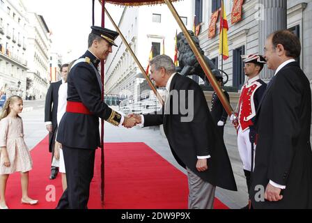 Le roi Felipe VI d'Espagne et la reine Letizia d'Espagne arrivent, suivis de la princesse Sofia, de la princesse Leonor, de la princesse des Asturies et du premier ministre Mariano Rajoy à la porte des Lions, le Congrès des députés, lors de la cérémonie officielle du couronnement du roi, le 19 juin 2014 à Madrid, en Espagne. Le couronnement du roi Felipe VI se tient à Madrid. Son père, l'ancien roi Juan Carlos d'Espagne abdiqué le 2 juin après un règne de 39 ans. Le nouveau roi est rejoint par sa femme, la reine Letizia d'Espagne. Photo par Pool/ABACAPRESS.COM Banque D'Images