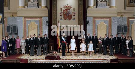 Le roi Felipe VI d'Espagne, la reine Letizia d'Espagne, la princesse Sofia et la princesse Leonor au Congrès lors du premier discours des rois à faire sa proclamation comme roi d'Espagne au Parlement espagnol le 19 juin 2014 à Madrid, Espagne. Le couronnement du roi Felipe VI se tient à Madrid. Son père, l'ancien roi Juan Carlos d'Espagne abdiqué le 2 juin après un règne de 39 ans. Le nouveau roi est rejoint par sa femme, la reine Letizia d'Espagne. Photo par Pool/ABACAPRESS.COM Banque D'Images