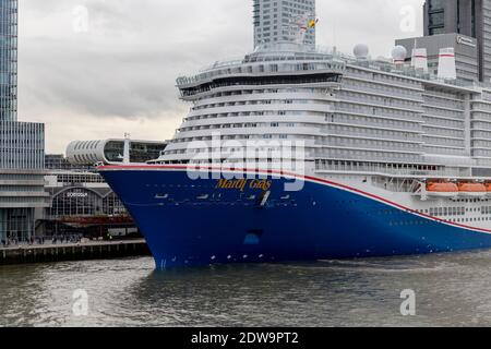 Carnival Lines le nouveau navire à couise fonctionnant au GNL Mardi gras se place pour la première fois au terminal de croisière de Rotterdam pour un appel technique. Vue sur l'arc de Banque D'Images