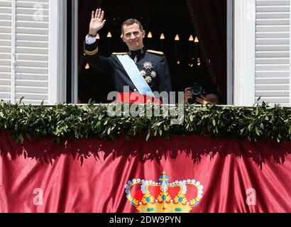 Le roi Felipe VI d'Espagne comparaît sur le balcon du Palais Royal lors de la cérémonie officielle de couronnement du roi le 19 juin 2014 à Madrid, Espagne. Le couronnement du roi Felipe VI se tient à Madrid. Son père, l'ancien roi Juan Carlos d'Espagne abdiqué le 2 juin après un règne de 39 ans. Le nouveau roi est rejoint par sa femme, la reine Letizia d'Espagne. Photo de Patrick Bernard/ABACAPRESS.COM Banque D'Images