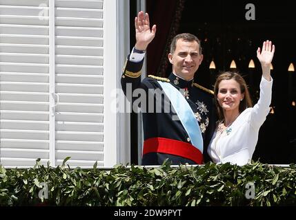 Roi Felipe VI d'Espagne, Reine Letizia apparaissant sur le balcon du Palais Royal lors de la cérémonie officielle de couronnement du Roi le 19 juin 2014 à Madrid, Espagne. Le couronnement du roi Felipe VI se tient à Madrid. Son père, l'ancien roi Juan Carlos d'Espagne abdiqué le 2 juin après un règne de 39 ans. Le nouveau roi est rejoint par sa femme, la reine Letizia d'Espagne. Photo de Patrick Bernard/ABACAPRESS.COM Banque D'Images