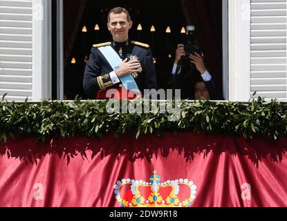 Le roi Felipe VI d'Espagne comparaît sur le balcon du Palais Royal lors de la cérémonie officielle de couronnement du roi le 19 juin 2014 à Madrid, Espagne. Le couronnement du roi Felipe VI se tient à Madrid. Son père, l'ancien roi Juan Carlos d'Espagne abdiqué le 2 juin après un règne de 39 ans. Le nouveau roi est rejoint par sa femme, la reine Letizia d'Espagne. Photo de Patrick Bernard/ABACAPRESS.COM Banque D'Images