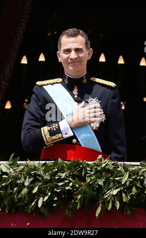 Le roi Felipe VI d'Espagne comparaît sur le balcon du Palais Royal lors de la cérémonie officielle de couronnement du roi le 19 juin 2014 à Madrid, Espagne. Le couronnement du roi Felipe VI se tient à Madrid. Son père, l'ancien roi Juan Carlos d'Espagne abdiqué le 2 juin après un règne de 39 ans. Le nouveau roi est rejoint par sa femme, la reine Letizia d'Espagne. Photo de Patrick Bernard/ABACAPRESS.COM Banque D'Images