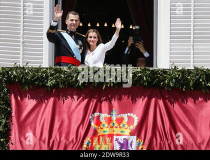 Roi Felipe VI d'Espagne, Reine Letizia apparaissant sur le balcon du Palais Royal lors de la cérémonie officielle de couronnement du Roi le 19 juin 2014 à Madrid, Espagne. Le couronnement du roi Felipe VI se tient à Madrid. Son père, l'ancien roi Juan Carlos d'Espagne abdiqué le 2 juin après un règne de 39 ans. Le nouveau roi est rejoint par sa femme, la reine Letizia d'Espagne. Photo de Patrick Bernard/ABACAPRESS.COM Banque D'Images