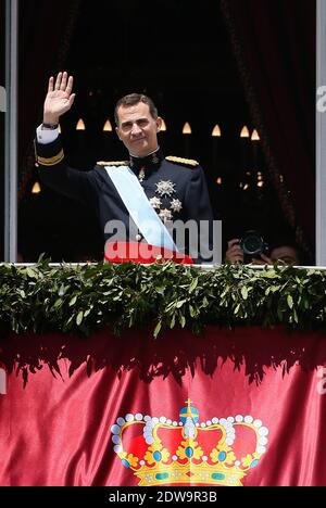 Le roi Felipe VI d'Espagne comparaît sur le balcon du Palais Royal lors de la cérémonie officielle de couronnement du roi le 19 juin 2014 à Madrid, Espagne. Le couronnement du roi Felipe VI se tient à Madrid. Son père, l'ancien roi Juan Carlos d'Espagne abdiqué le 2 juin après un règne de 39 ans. Le nouveau roi est rejoint par sa femme, la reine Letizia d'Espagne. Photo de Patrick Bernard/ABACAPRESS.COM Banque D'Images