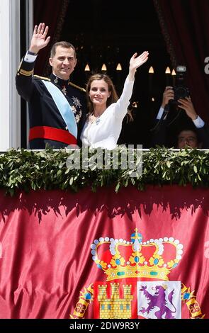 Roi Felipe VI d'Espagne, Reine Letizia apparaissant sur le balcon du Palais Royal lors de la cérémonie officielle de couronnement du Roi le 19 juin 2014 à Madrid, Espagne. Le couronnement du roi Felipe VI se tient à Madrid. Son père, l'ancien roi Juan Carlos d'Espagne abdiqué le 2 juin après un règne de 39 ans. Le nouveau roi est rejoint par sa femme, la reine Letizia d'Espagne. Photo de Patrick Bernard/ABACAPRESS.COM Banque D'Images