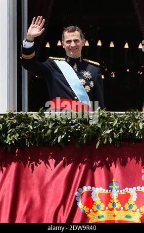 Le roi Felipe VI d'Espagne comparaît sur le balcon du Palais Royal lors de la cérémonie officielle de couronnement du roi le 19 juin 2014 à Madrid, Espagne. Le couronnement du roi Felipe VI se tient à Madrid. Son père, l'ancien roi Juan Carlos d'Espagne abdiqué le 2 juin après un règne de 39 ans. Le nouveau roi est rejoint par sa femme, la reine Letizia d'Espagne. Photo de Patrick Bernard/ABACAPRESS.COM Banque D'Images