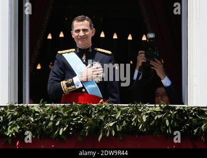 Le roi Felipe VI d'Espagne comparaît sur le balcon du Palais Royal lors de la cérémonie officielle de couronnement du roi le 19 juin 2014 à Madrid, Espagne. Le couronnement du roi Felipe VI se tient à Madrid. Son père, l'ancien roi Juan Carlos d'Espagne abdiqué le 2 juin après un règne de 39 ans. Le nouveau roi est rejoint par sa femme, la reine Letizia d'Espagne. Photo de Patrick Bernard/ABACAPRESS.COM Banque D'Images