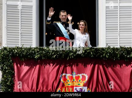 Roi Felipe VI d'Espagne, Reine Letizia apparaissant sur le balcon du Palais Royal lors de la cérémonie officielle de couronnement du Roi le 19 juin 2014 à Madrid, Espagne. Le couronnement du roi Felipe VI se tient à Madrid. Son père, l'ancien roi Juan Carlos d'Espagne abdiqué le 2 juin après un règne de 39 ans. Le nouveau roi est rejoint par sa femme, la reine Letizia d'Espagne. Photo de Patrick Bernard/ABACAPRESS.COM Banque D'Images