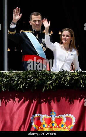 Roi Felipe VI d'Espagne, Reine Letizia apparaissant sur le balcon du Palais Royal lors de la cérémonie officielle de couronnement du Roi le 19 juin 2014 à Madrid, Espagne. Le couronnement du roi Felipe VI se tient à Madrid. Son père, l'ancien roi Juan Carlos d'Espagne abdiqué le 2 juin après un règne de 39 ans. Le nouveau roi est rejoint par sa femme, la reine Letizia d'Espagne. Photo de Patrick Bernard/ABACAPRESS.COM Banque D'Images