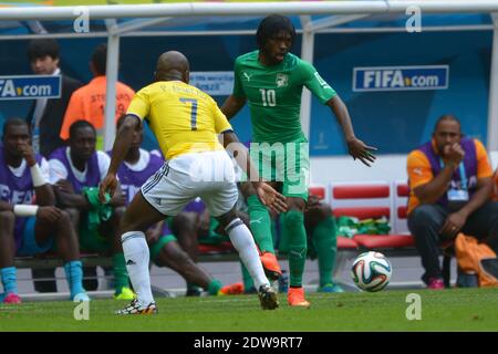 Pablo Armero de Colombie lutte contre Gervinho de Côte d'Ivoire lors de la coupe du monde de football 2014 Premier tour Groupe D Match Colombie contre Côte d'Ivoire au Stade National, Brasilia, Brésil , le 19 juin 2014. La Colombie a gagné 2-1. Photo de Henri Szwarc/ABACAPRESS.COM Banque D'Images