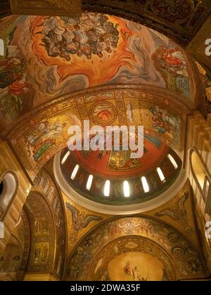 Mosaïques dans le dôme central et transpits de la basilique de la cathédrale Saint-Louis dans le Missouri. Photographié d'en dessous. Banque D'Images