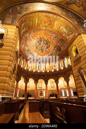 La mosaïque de la Pentecôte avec les apôtres et Marie de Nazareth s'engloutit Les flammes de l'esprit Saint conçu par Mary Reardon avec les vues au premier plan dans Banque D'Images