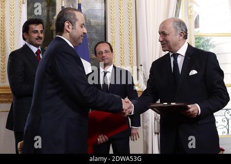 Le président français François Hollande et l'émir du Qatar, le cheikh Tamim bin Hamad al-Thani, signent des accords à côté du ministre français des Affaires étrangères Laurent Fabius et du ministre du Commerce du Qatar, Sheik Ahmad Bin Jassem bin Mohammed al-Thani, au palais présidentiel de l'Elysée à Paris, le 23 juin 2014. Photo de Stephane Lemouton/ABACAPRESS.COM Banque D'Images