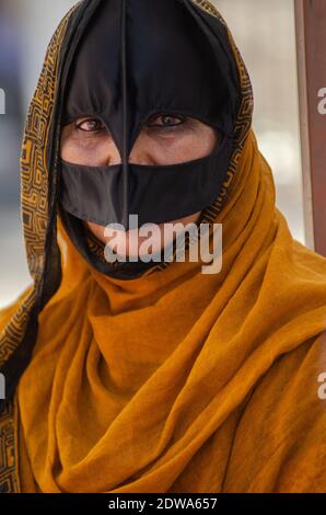 Une femme bédouine omanaise portant un visage Batoola traditionnel couvrant à Nizwa Souk, Oman.souvent négligée comme une destination de voyage potentielle et pourtant sa riche histoire et sa culture vieille de plusieurs siècles qui a tant à offrir. Oman est un paysage incroyablement diversifié de wades tropicales bordées de palmiers, de déserts isolés et de montagnes verdoyantes en terrasse, de Souks prospères et de l'un des peuples les plus accueillants de la région du golfe Arabo-Persique et doit mériter une attention supplémentaire. Banque D'Images