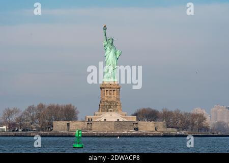 New York, États-Unis. 22 décembre 2020. Une vue de la Statue de la liberté à New York.de nombreux événements de vacances ont été annulés ou ajustés avec des mesures de sécurité supplémentaires en raison de la pandémie du coronavirus (COVID-19). Crédit : SOPA Images Limited/Alamy Live News Banque D'Images