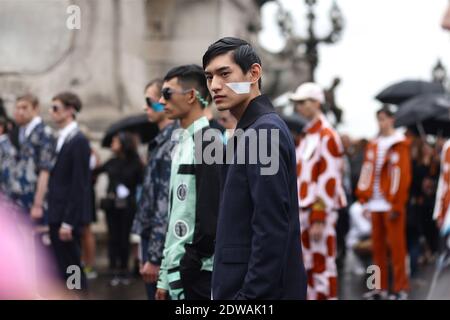 Modèles au Kenzo Printemps-Eté 2015 salon des vêtements pour hommes tenu au Port des champs Elysées, Pont Alexandre III, Paris, France le 28 juin 2014. Photo de Marie-Paola Bertrand-Hillion/ABACAPRESS.COM Banque D'Images