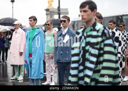 Modèles au Kenzo Printemps-Eté 2015 salon des vêtements pour hommes tenu au Port des champs Elysées, Pont Alexandre III, Paris, France le 28 juin 2014. Photo de Marie-Paola Bertrand-Hillion/ABACAPRESS.COM Banque D'Images