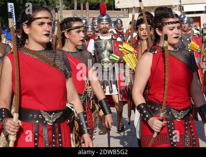 Un festival annuel à Carthagène, en Espagne, est le cartaginois et les Romains. Les archers soutenus par les Centuriens se sont mis en marche pour la confrontation avec l'ennemi. Banque D'Images