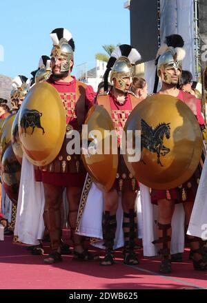 Un festival annuel à Carthagène, en Espagne, est le cartaginois et les Romains. Trois légionnaires attendent l'ordre de marcher pour lutter contre les carthaginois Banque D'Images