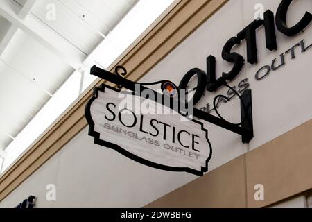 Orlando, Floride, États-Unis - 5 février 2020 : un gros plan sur l'enseigne Solstice Sunglasses au centre commercial Premium Outlets d'Orlando, Floride, États-Unis. Banque D'Images