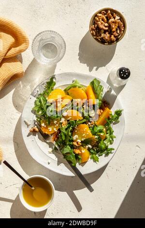 Salade de betteraves dorées avec des arugula, du fromage feta et des noix dans un bol Banque D'Images