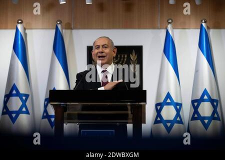 Jérusalem, Israël. 22 décembre 2020. (Le Premier ministre israélien Benjamin Netanyahou fait une déclaration lors d'une conférence de presse télévisée à la Knesset, le Parlement israélien, à Jérusalem, le 22 décembre 2020. Le Parlement israélien a été dissous mardi soir, dans le contexte d'une crise politique entre le Premier ministre Benjamin Netanyahou et son principal rival Benny Gantz, déclenchant ainsi les quatrième élections en deux ans. Les prochaines élections sont prévues le 23 mars. (Yonatan Sindel/JINI via Xinhua) Credit: Xinhua/Alay Live News Banque D'Images