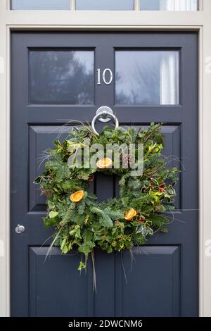 Couronne de Noël sur porte en bois. Northamptonshire, Angleterre Banque D'Images