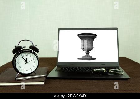 Horloge sur l'arrière-plan de l'ordinateur portable. L'horloge affiche 12 heures contre un mur blanc. Déjeuner ou pause Banque D'Images