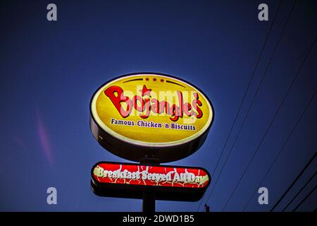 Columbia County, GA USA - 12 22 20: Restaurant de restauration rapide Bojangles au panneau de rue de nuit Banque D'Images