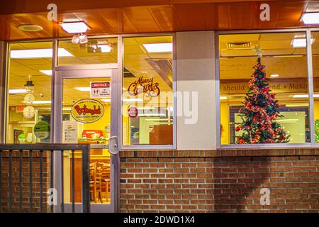 Columbia County, GA USA - 12 22 20: Restaurant de restauration rapide Bojangles la nuit décorations de Noël intérieur Banque D'Images