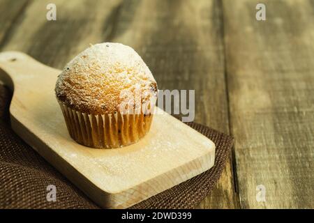 Cupcake sur une planche en bois. Délicieux muffin comme arrière-plan Banque D'Images