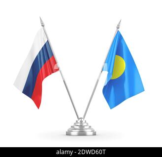 Drapeaux de table Palau et Russie isolés sur le rendu 3D blanc Banque D'Images