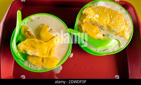 Le « Durian Cendol » est un dessert sucré glacé qui contient des gouttelettes de gelée de farine de riz verte semblable à un ver, de lait de coco et de sirop de sucre de palme avec fru durian Banque D'Images