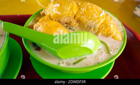 Le « Durian Cendol » est un dessert sucré glacé qui contient des gouttelettes de gelée de farine de riz verte semblable à un ver, de lait de coco et de sirop de sucre de palme avec fru durian Banque D'Images